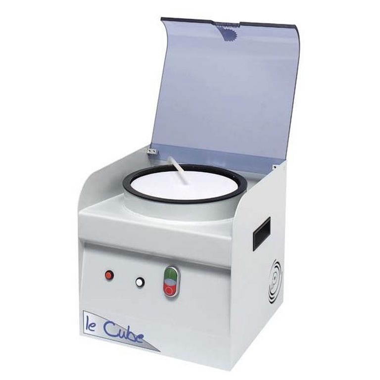 Metallographic grinding and polishing equipment used for sample preparation